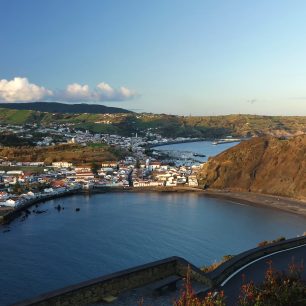 Pohled na Hortu z kopce Monte da Guia, Faial