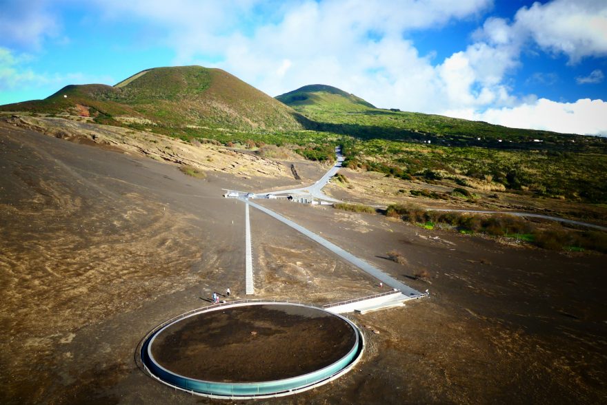 Pohled z majáku sopečné kopce a interpretační centrum, Capelinhos, Faial