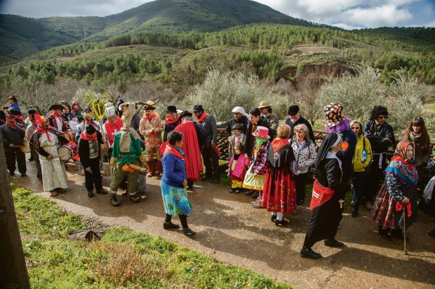 Las Hurdes, zapomenutý a donedávna nejchudší kraj snad v celém Španělsku. Extremadura byla krajem pastevců, a tak není divu, že se jejich svět obtiskl do karnevalových masek při slavnostech na konci února. Ústřední postavou je pelele, figurína člověka na tyči s kozí lebkou. Na konci karnevalu je tento symbol zla spálen, a přitom se hází na zem sláma a obilné zrno, aby jaro přišlo brzy a byla dobrá úroda. Extremadura Tourist Board