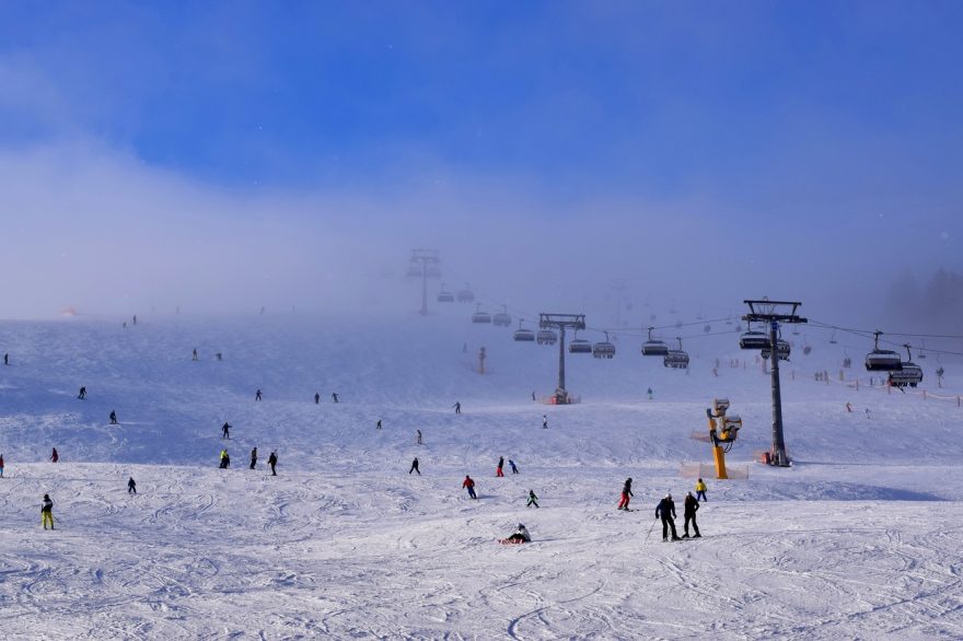 Feldberg nabízí nejen lyžování, ale i mnoho dalších zimních radovánek a sportů. Zdroj www.https://dam.germany.travel/