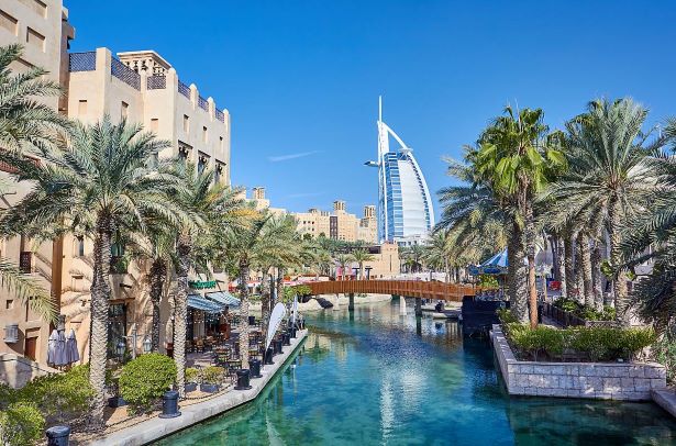 Souk Madinat Jumeirah s hotelem Burdž al-Arab v pozadí