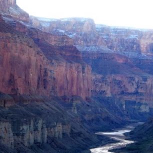 Ranní pohled na řeku Colorado ze zasněžených skal