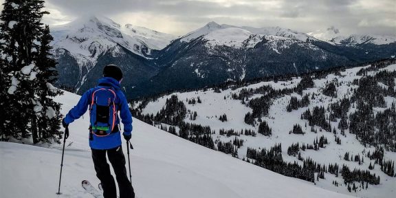 Catskiing v Kanadě: lyžování ve volném terénu s pomocí rolby a za dostupnou cenu