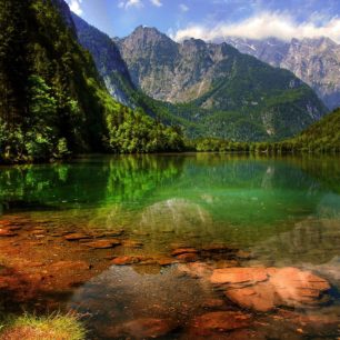 Jezero Obersee zasazené mezi strmé svahy hor. Berchtesgaden.