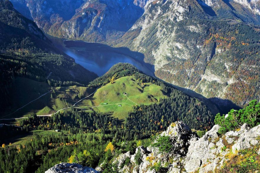 Letecké výhledy na jezero Königssee z vrcholu Jenner, Berchtesgaden.