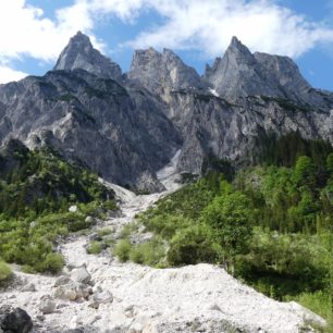 Masiv Mühlsturzhorn se tyčí nad údolím Klausbachtal v Berchtesgadenu.