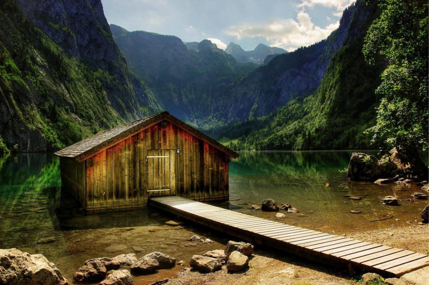 Jezero Obersee zasazené mezi strmé svahy hor. Berchtesgaden.