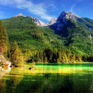 Průzračně čisté jezero Hintersee nedaleko Ramsau bei Berchtesgaden.