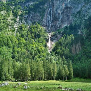 Nejvyšší německý vodopád Röthbachfall padá z výšky 470 m ve svazích nad jezerem Königssee, Berchtesgaden.