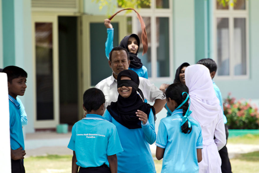 Hra na slepou bábu ve škole Laamu Atoll School na ostrově Maabaidhoona na souostroví na Laamu atolu, Maledivy, foto: Lucie Mohelníková