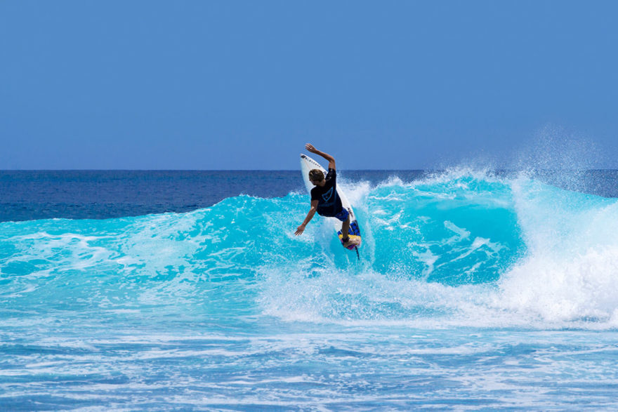 Surf u ostrova Thulusdhoo, severní Male atol, Maledivy, foto: Lucie Mohelníková