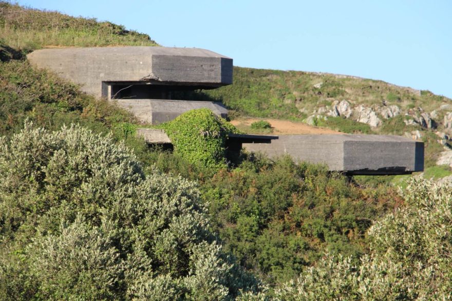 Ploché stavby někdejších nacistických pozorovatelen, Guernsey, autor: Vratislav Košťál