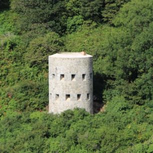 Věže protinapoleonské obrany vyrůstají kolem dokola ostrova Guernsey, autor: Vratislav Košťál