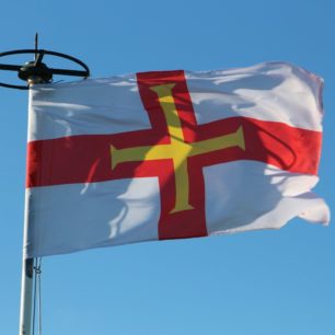 Vlajka Guernsey symbolizuje zdejší rozsáhlou autonomii na mateřské Velké Británii, autor: Vratislav Košťál