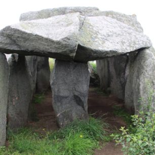 Vstup do megalitické pasážové hrobky Le Trepied - místa údajných sletů čarodějnic, Guernsey, autor: Vratislav Košťál