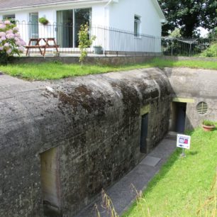 Vstupní partie bunkru nacistického radiolokačního velitelství v podzemí hlavního města, maskovaného rodinným domem, Guernsey, autor: Vratislav Košťál