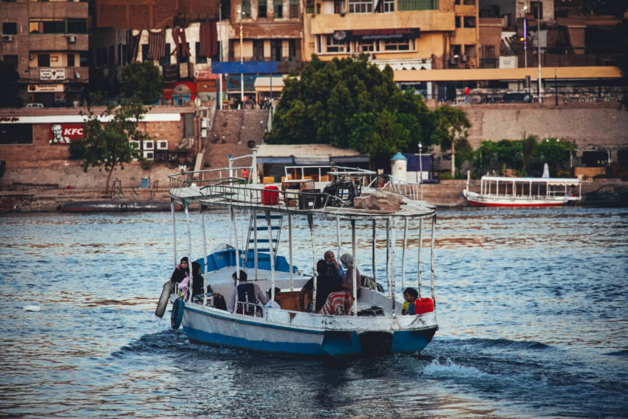 K přesunům mezi ostrůvky v Asuánu je nejlepší využít tradiční malé loďky, jižní Egypt, autor: Martina Podhůrská