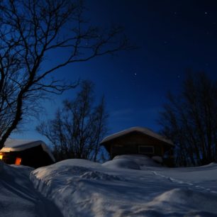 Arktická idylka - tmavomodrá, nikoliv černá, je barva polárních nocí