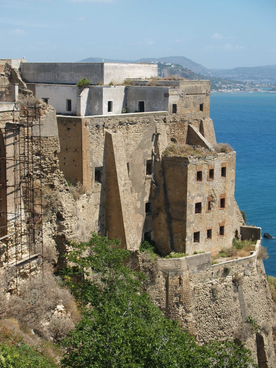 Pevnost na ostrově Procida vyrůstá na úpatí sopky