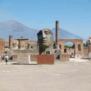 Silueta Vesuvu se vypíná i nad dalším zničeným Římským městem slavnými Pompejemi