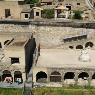 Situace někdejšího přístavu Herculaneum, jenž dnes leží 6 metrů pod povrchem