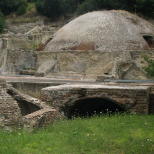 Úchvatná betonová skořepina lázeňské kupole v Baie z Římských dob