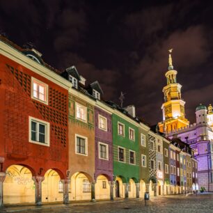 Noční pohled na Starý Rynek v Poznani