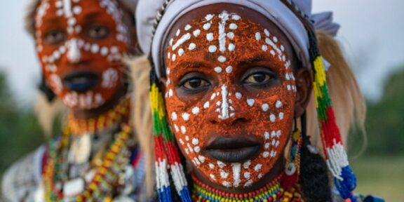 Králové gerewolu z Nigeru: jedinečná výstava Lenky Klicperové