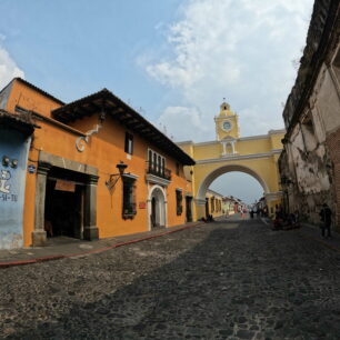 Dominanta města Lanquín - Santa Catalina Arch