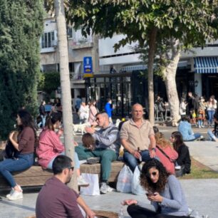 Polední pauza na Dizengoff ulici v Tel Avivu