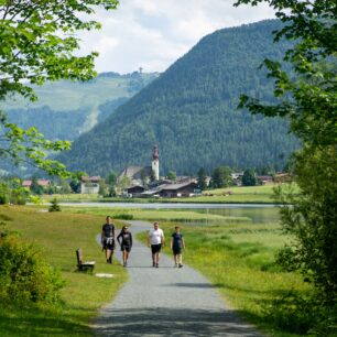 Cesty kolem Pilersee, Kostel v St. Ulrich a Jakobskreuz v pozadí