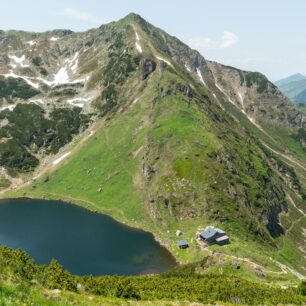 Wildsee s jeho typickou modrou barvou a klidnou hladinou