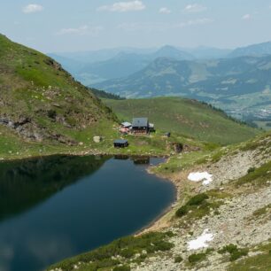 Wildsee s jeho typickou modrou barvou a klidnou hladinou