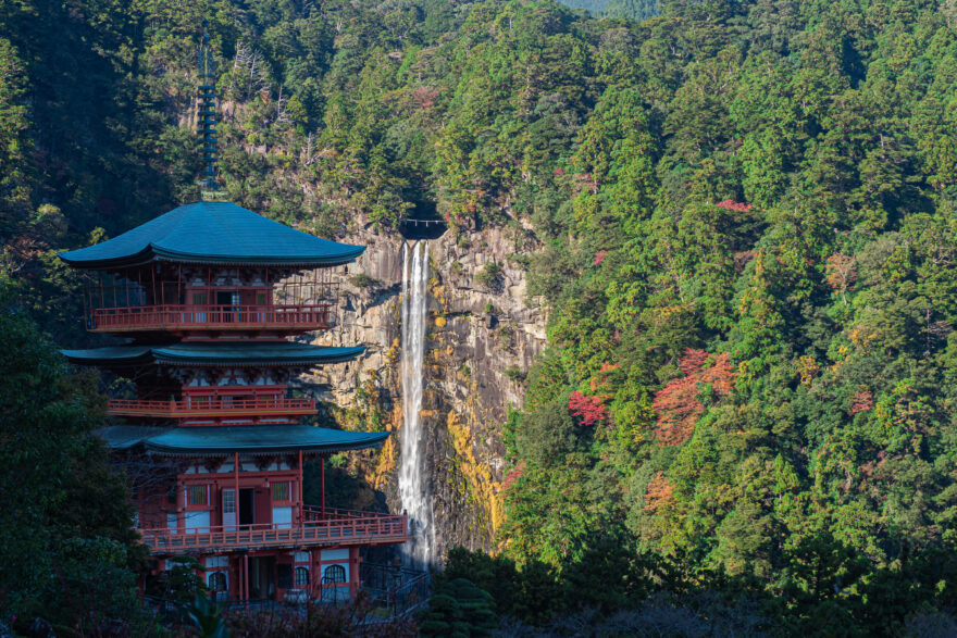 Slavná pagoda a nejvyšší vodopád Japonska tvoří fotogenický pár v Nachi Taisha