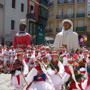 Průvod v Pamloně během Fiesta de San Fermín