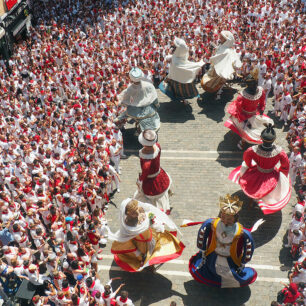 Průvod v Pamloně během slavností San Fermín