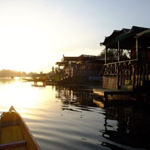 Částí ŠRÍNAGARU je město hausbótů na jezeře Dal Lake. Autor: Petr Štetina