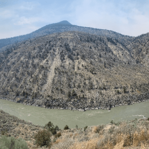 Meandr řeky Fraser poblíž Lillooet