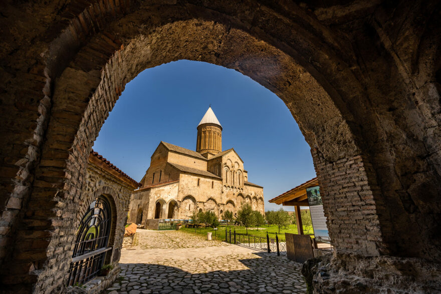 Klášter Alaverdi, ležící ve vinařském kraji Kachetie, znázorňuje bohatství křesťanských památek, kterými Gruzie oplývá. Foto: Pavel Svoboda