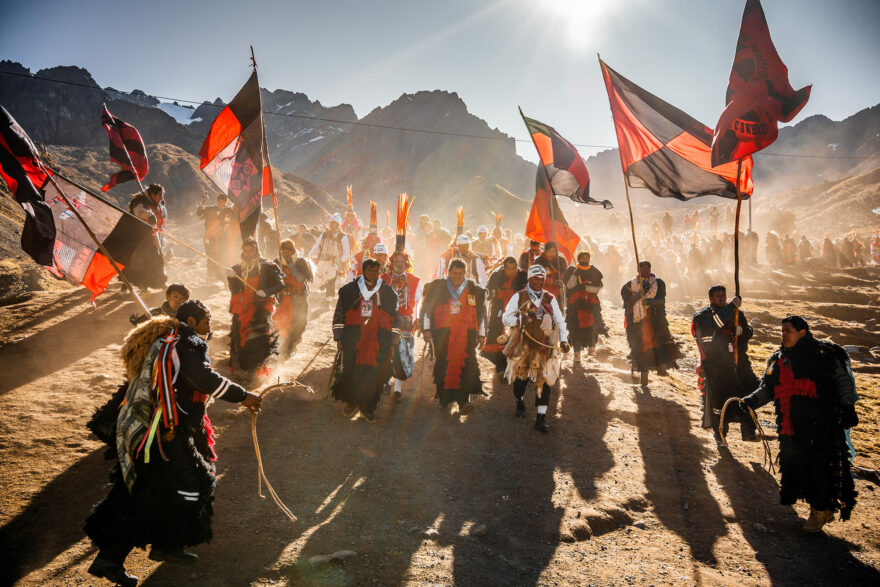 Divoká scenérie z poutnického festivalu El Seňor de Qoyllur Riti který se odehrává v nadmořské výšce 4700 metrů. Foto: Pavel Svoboda