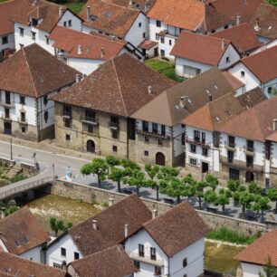 Nádherné město Ochagavía s pyrenejskou architekturou