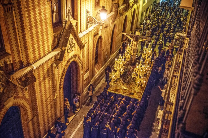 Pohled z balkónu starobylého domu v centru Málagy na průvod kajícníků nesoucích krucifix. Vojtěch Vlk