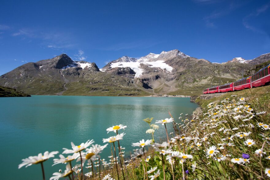 Panoramatický vlak Bernina Express u jezera Lago di Bianco. Zdroj: Rhätische Bahn