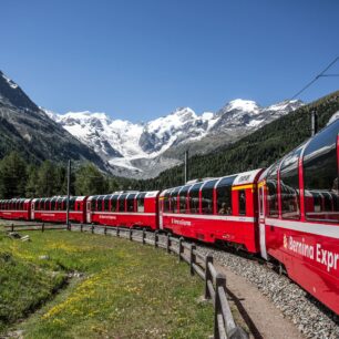 Panoramatický vlak Bernina Express u ledovce Morteratsch. Zdroj: Rhätische Bahn