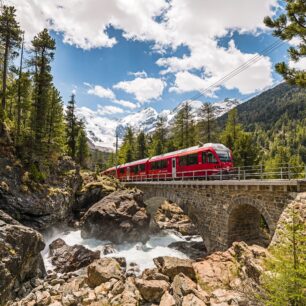 Červený vlak RhB u ledovce Morteratsch. Zdroj: Rhätische Bahn