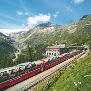 Panoramatický vlak Bernina Express v zastávce na Alp Grüm. Zdroj: Switzerland Tourism / Marcus Gyger