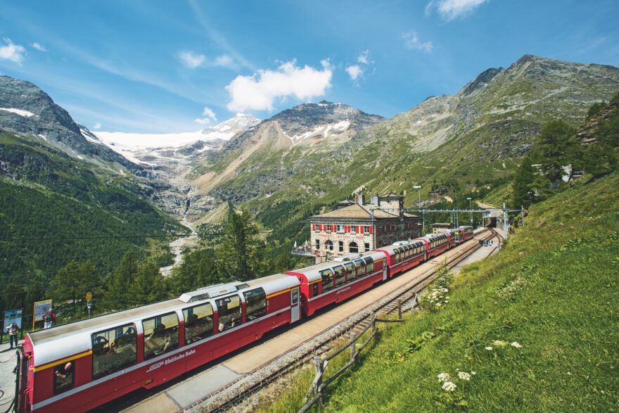 Panoramatický vlak Bernina Express v zastávce na Alp Grüm. Zdroj: Switzerland Tourism / Marcus Gyger