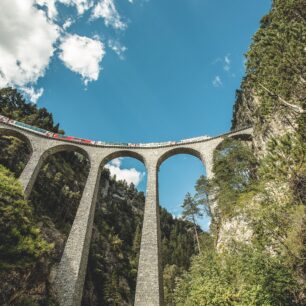 Panoramatický vlak Glacier Express na viaduktu Landwasser u Filisuru. Zdroj: Rhätische Bahn / Andrea Badrutt