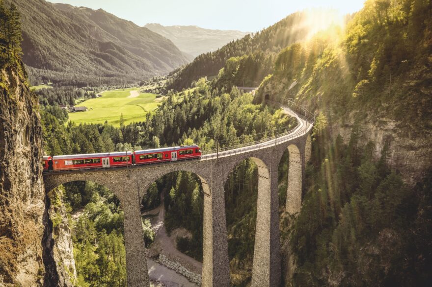 Červený vlaček Rhérské dráhy na viaduktu Landwasser. Zdroj: Switzerland Tourism / Rob Lewis