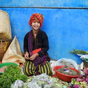 Mladá prodavačka na tržišti poblíž pagody Phaung Daw Oo. Nam Pan Market je pětidenní rotující trh. Místní kmeny etnických menšin sem cestují z celého regionu a na tržišti mnoha vůní a barev prodávají vše od betelových listů přes ovoce, zeleninu, až po suvenýry pro turisty. Ochutnáte tu nejrůznější druhy ryb, včetně úhořů, čerstvě ulovených z jezera, můžete se tady dokonce nechat i ostříhat a oholit nebo si zažvýkat tradiční betelový list, který se hojně konzumuje v celé jihovýchodní Asii. Žvýká se pro své stimulační a psychoaktivní účinky. Po rozžvýkání se vyplivne a zanechá na zemi krvavě červené skvrny. 